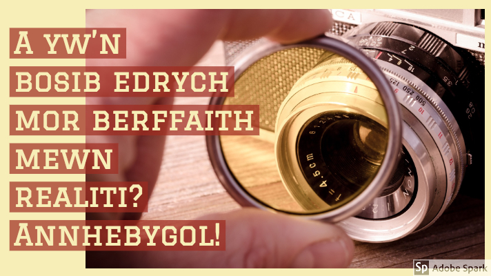 Delwedd o lens camera gyda rhywun yn dal lens hidlydd o'i flaen. Mae'r geiriau "A yw'n bosib edrych mor berffaith mewn realiti? Anhebygol!" ar y ddelwedd.
