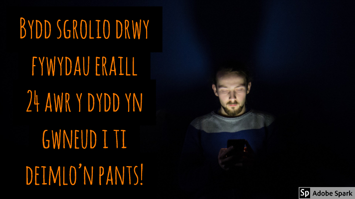 Dyn yn eistedd mewn ystafell dywyll gyda golau ffôn yn goleuo ei wyneb barfog. Mae'r geiriau "Bydd sgrolio trwy fywydau eraill 24 awr y dydd yn gwneud i ti deimlo'n pants" ar y ddelwedd.
