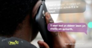 Llun o'r cefn o rhywun yn dal ffôn i'r clust, mae yna destun wrth ochr y person yn dweud "Ti wedi bod yn ddewr yn chwilio am gymorth"