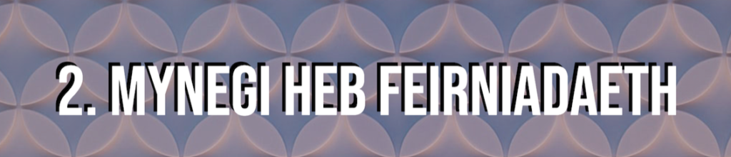 Baner gyda'r geiriau 2. Mynedig heb feirniadaeth