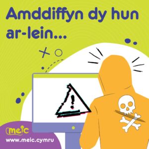 Cartŵn person mewn hwdi o flaen cyfrifiadur gyda phenglog ar gefn y hwdi a'r geiriau "Amddiffyn dy hun ar-lein"