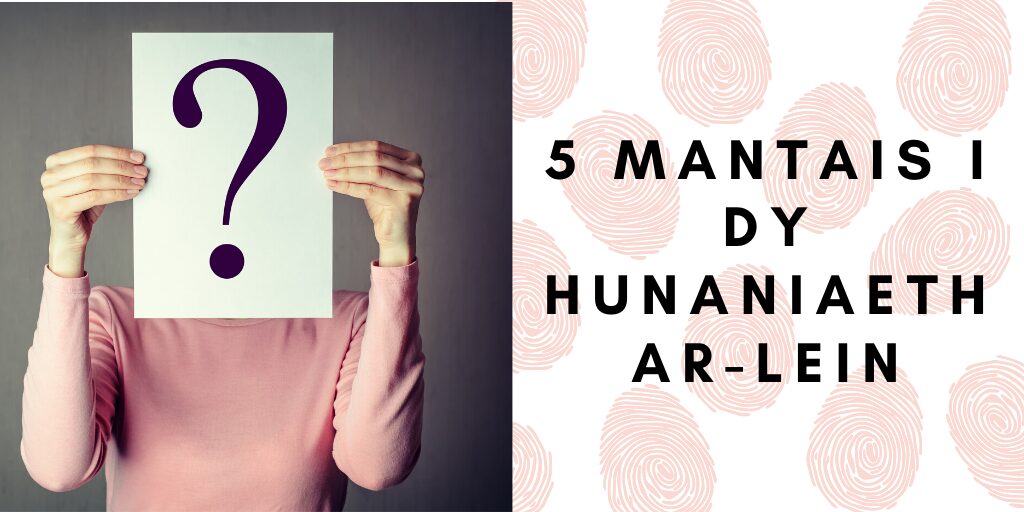 Person yn cuddio wyneb efo papur A4 efo symbol marc cwestiwn arno. Geiriau wrth ei ochr yn dweud "5 mantais i dy hunaniaeth ar-lein"