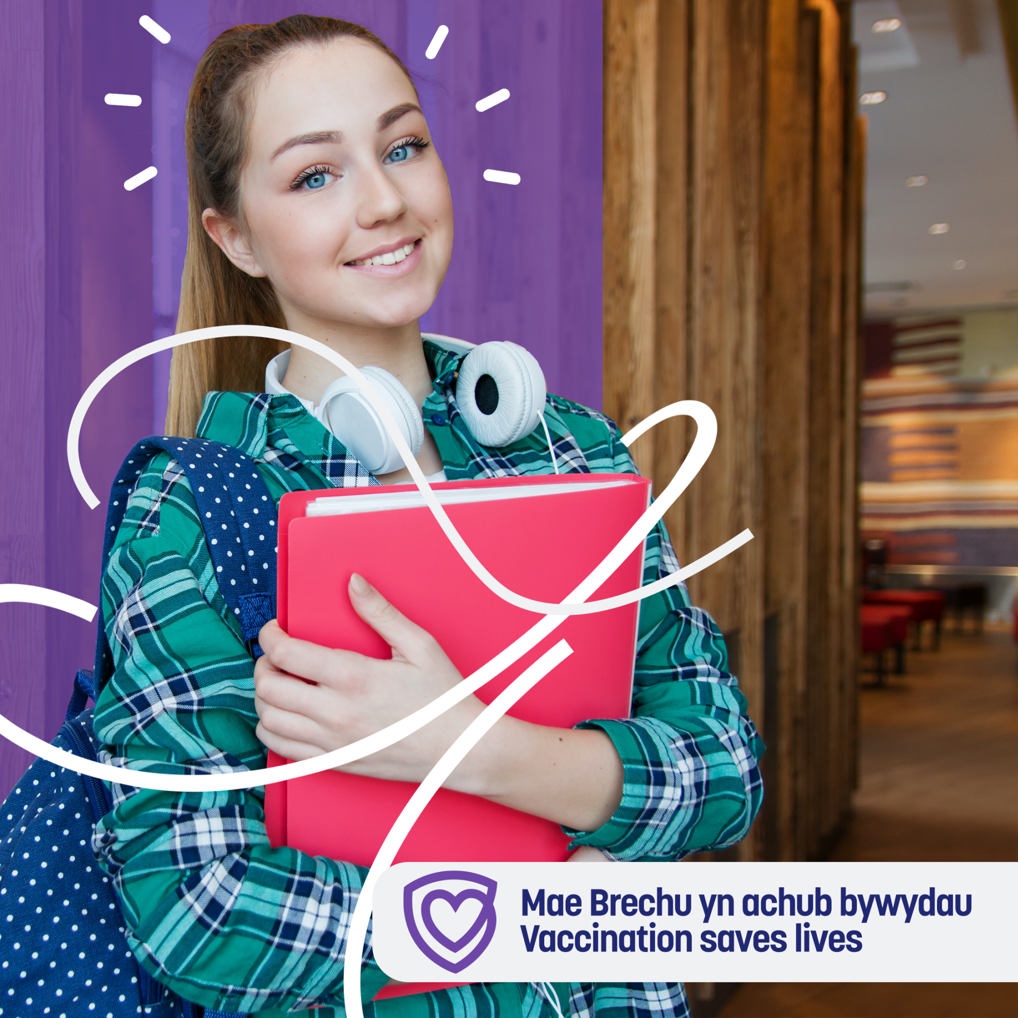 Merch ifanc yn gafael mewn ffeil yn ei breichiau a chlustffonau rown ei gwddf. Gyda'r geiriau 'mae brechu yn achub bywydau'