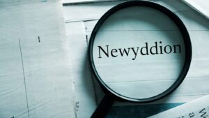 Chwyddwydr gyda'r gair Newyddion yn y canol
