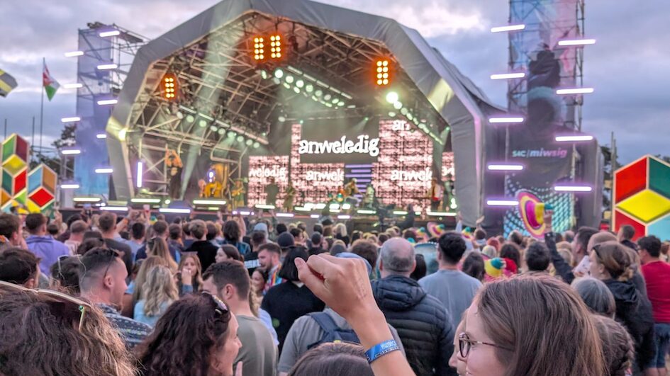 Festival with Welsh language artist on stage